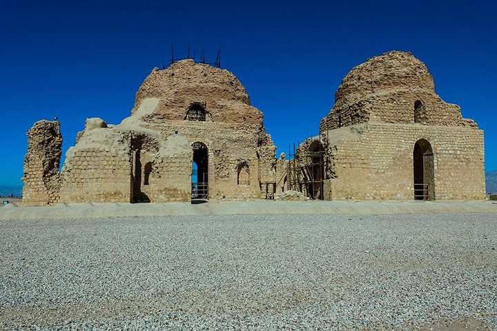 Thành phố cổ Qalhat, Oman: Nằm ở vùng phía đông bờ biển Sultanate, thành phố này được bao xung quanh bằng một bức tường cổ. Vào khoảng giữa thế kỷ 11 đến thế kỷ 15, Qalhat là một thành phố cảng chính của vùng A-rập. Những dấu tích còn lại đến ngày nay chính là sự kết nối giao thương giữa vùng bờ biển đông A-rập, Đông châu Phi, Ấn Độ, Trung Quốc và Đông Nam Á.