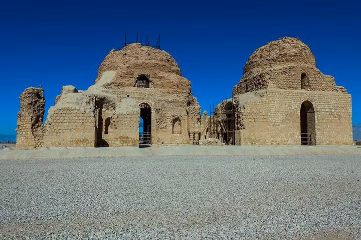 Thành phố cổ Qalhat, Oman: Nằm ở vùng phía đông bờ biển Sultanate, thành phố này được bao xung quanh bằng một bức tường cổ. Vào khoảng giữa thế kỷ 11 đến thế kỷ 15, Qalhat là một thành phố cảng chính của vùng A-rập. Những dấu tích còn lại đến ngày nay chính là sự kết nối giao thương giữa vùng bờ biển đông A-rập, Đông châu Phi, Ấn Độ, Trung Quốc và Đông Nam Á.