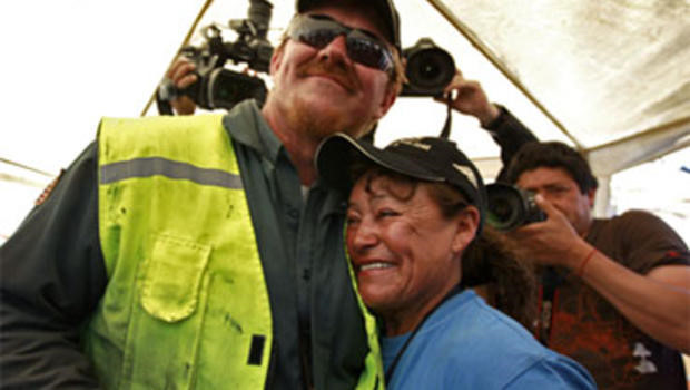 33 thợ mỏ uống nước, tắm giặt nhờ một “thác nước” nhỏ chảy từ trên xuống. Do thiếu thức ăn và nước uống nên sức khỏe 33 thợ mỏ đều trong tình trạng xấu.