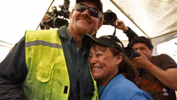 33 thợ mỏ uống nước, tắm giặt nhờ một “thác nước” nhỏ chảy từ trên xuống. Do thiếu thức ăn và nước uống nên sức khỏe 33 thợ mỏ đều trong tình trạng xấu.