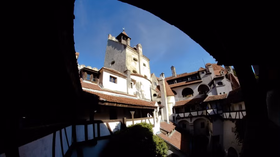 Hoàng tử Vlad Tepes được người đời nhớ đến với những hình thức tra tấn rùng rợn, trong đó có việc dùng cọc xiên vào thân thể các nạn nhân của mình.