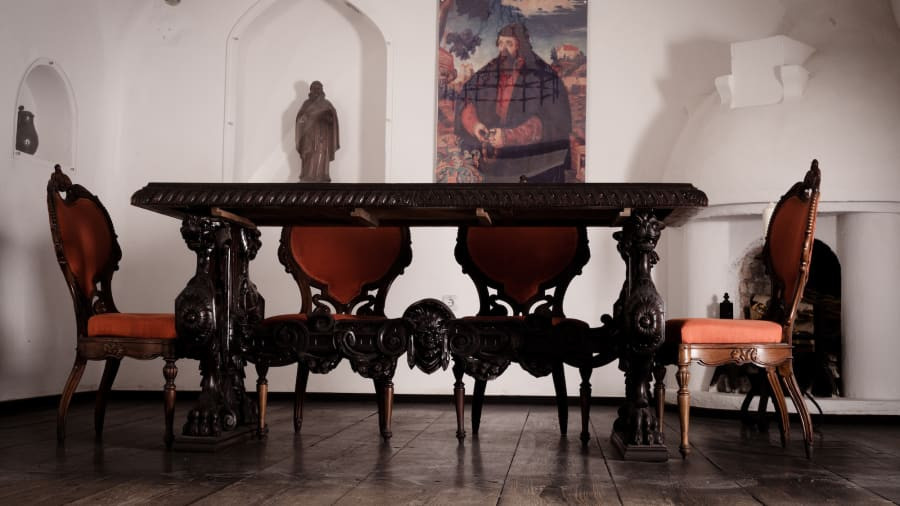 Mặc dù Hoàng tử Vlad không phải là chủ nhân của lâu đài Bran nhưng người ta cho rằng ông thực hiện những kiểu tra tấn rùng rợn tại nơi này.