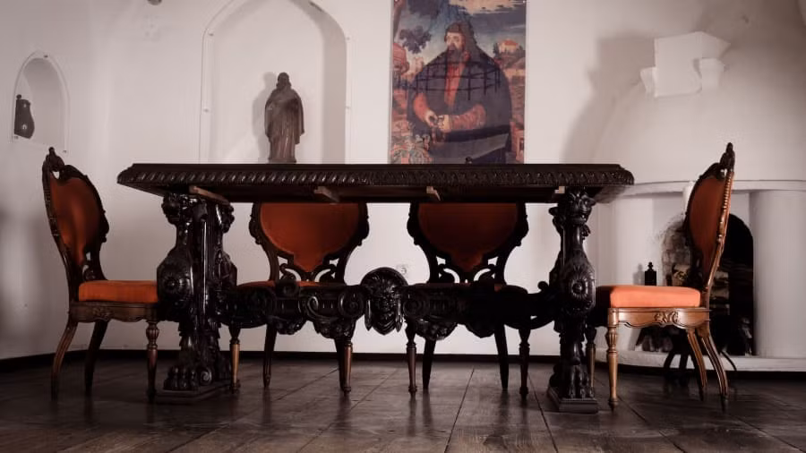 Mặc dù Hoàng tử Vlad không phải là chủ nhân của lâu đài Bran nhưng người ta cho rằng ông thực hiện những kiểu tra tấn rùng rợn tại nơi này.