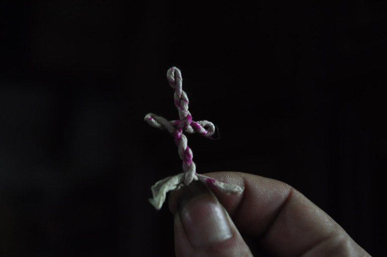 Lá bùa hình người được phát cho người dân đến “trấn trùng” tại chùa Hàm Long