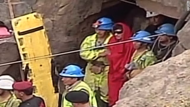 Hoạt động cứu hộ 9 thợ mỏ gặp nhiều khó khăn bởi vì giới chức trách và các chuyên gia lo ngại đá sẽ tiếp tục sụp xuống khi họ đào bới.