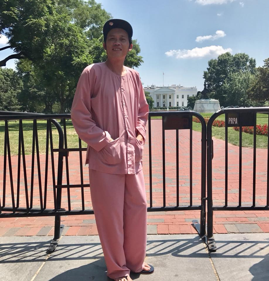 Vốn gắn liền với phong cách giản dị, danh hài Hoài Linh tiếp tục khiến cộng đồng mạng "dậy sóng" vì hình ảnh bình dị, chân chất khi thăm quan Nhà Trắng. Chia sẻ những bức hình mặc đồ ba ba, đi dép tông khám phá nước Mỹ, Hoài Linh viết: "Rảnh rỗi đi thăm chơi mà nóng banh xác . Ngồi xuống nghỉ mát ta nói...nó phẻ re".