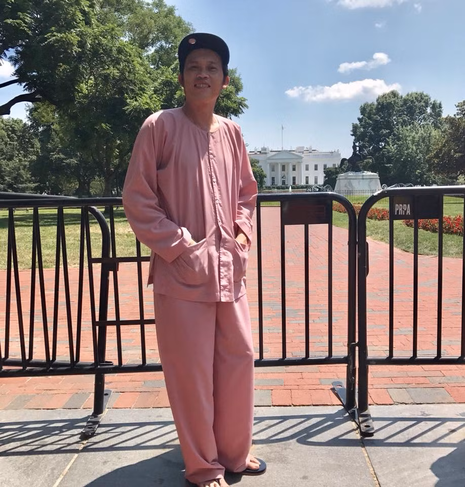 Vốn gắn liền với phong cách giản dị, danh hài Hoài Linh tiếp tục khiến cộng đồng mạng "dậy sóng" vì hình ảnh bình dị, chân chất khi thăm quan Nhà Trắng. Chia sẻ những bức hình mặc đồ ba ba, đi dép tông khám phá nước Mỹ, Hoài Linh viết: "Rảnh rỗi đi thăm chơi mà nóng banh xác . Ngồi xuống nghỉ mát ta nói...nó phẻ re".