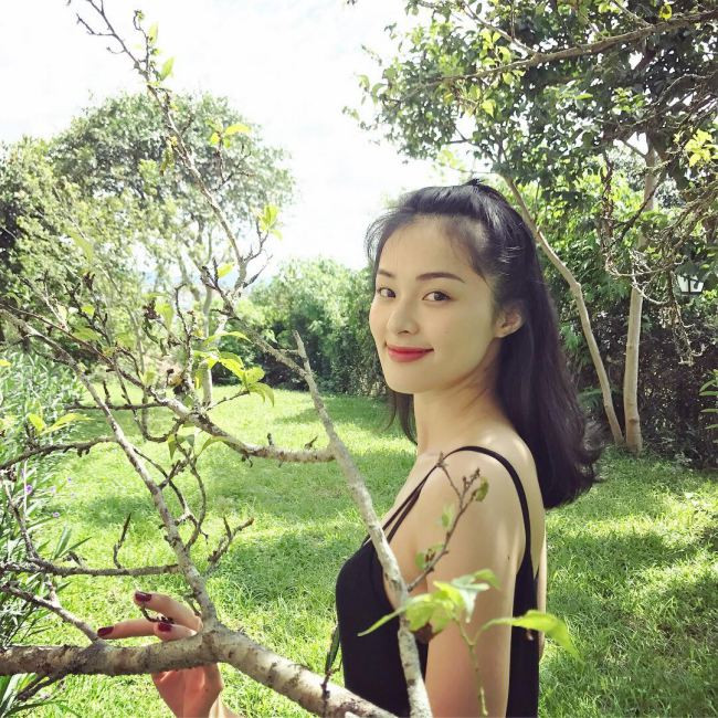 Nhiều khán giả cũng cho rằng, sau chia tay Cường Đô la, dường như Hạ Vi tươi tắn, xinh đẹp hơn rất nhiều. Điều này được căn cứ bởi những hình ảnh cô đăng tải lên trang cá nhân thường xuyên.