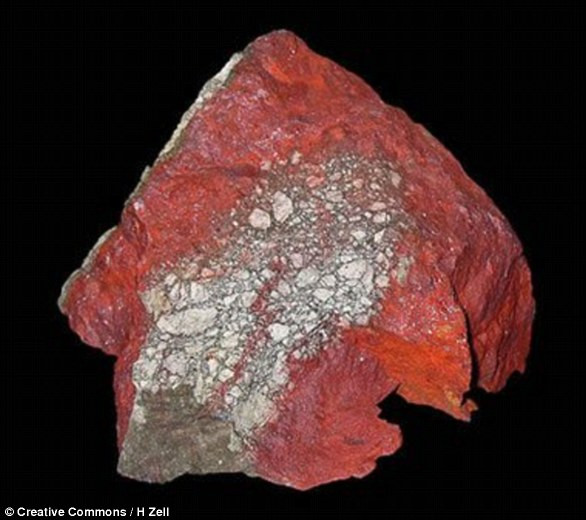 Vào năm 1976, xác ướp 2 thiếu nữ Inca lần đầu tiên được phát hiện ở Cerro Esmeralda, Chile. Khi ấy, ngoài 2 xác ướp, các nhà khảo cổ còn tìm thấy nhiều đồ tùy táng có giá trị.