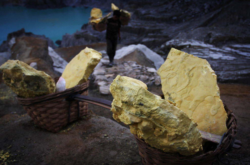 Những thợ mỏ thường gặp các vấn đề về hô hấp do hít thở khí sulfuric trong lúc khai thác "vàng của quỷ".