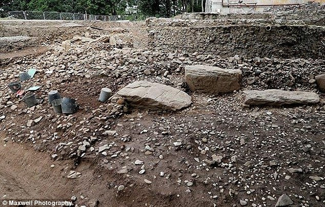 Khu mộ cổ thời tiền sử Brú na Bóinne là nơi tồn tại tập hợp lớn nhất về nghệ thuật cự thạch ở Tây Âu.