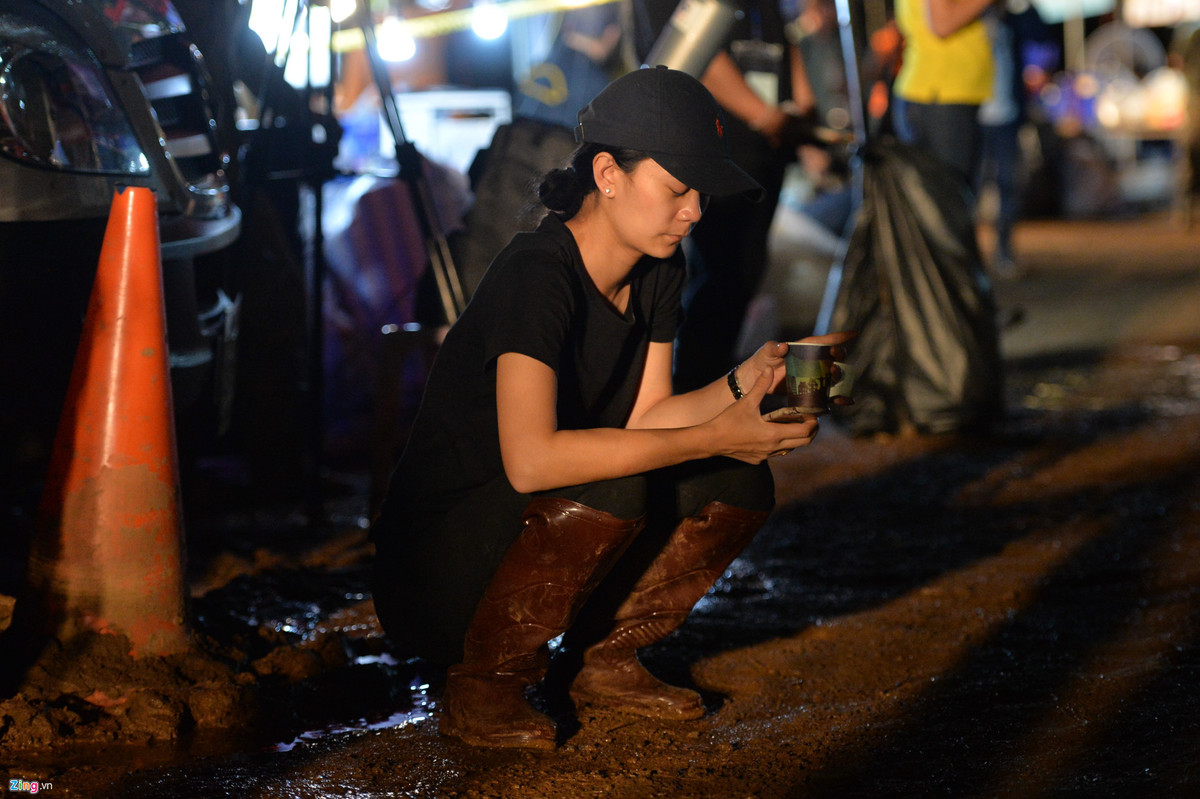 Theo Wipada, nhiều yếu tố khác cũng ảnh hưởng đến quá trình tác nghiệp của cô và các đồng nghiệp, từ địa hình hiểm trở, thời tiết không thuận lợi, đến việc phải tiếp cận nguồn tin từ trong hang. "Tuy mệt nhưng chúng tôi học hỏi được nhiều điều từ các chuyên viên cứu hộ cũng như phóng viên nước ngoài. Vì đây là sự kiện lần đầu tiên xảy ra ở Thái, nên các tổ chức trong nước còn thiếu kinh nghiệm xử lý. Do đó khi có sự hỗ trợ từ các tổ chức chuyên nghiệp thì chúng tôi thấy đây là một cơ hội tố để học hỏi", Wipada nói.