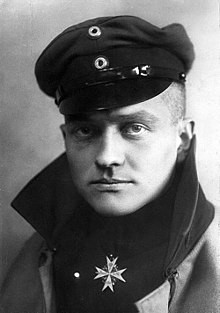 2. Manfred Von Richthofen là phi công huyền thoại người Đức trong lịch sử không quân. Ông bắn hạ 80 máy bay địch trong Thế chiến 1. Ông sơn đỏ máy bay của mình để thách thức đối phương.