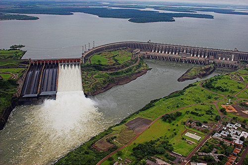 Với công suất 14.000 MW, đập Itaipu Dam đạt năng suất trung bình từ 91 - 95 TWh điện năng. Đập thủy lợi này cung cấp 90% lượng điện năng tiêu thụ cho Paraguay và 19% cho Brazil.