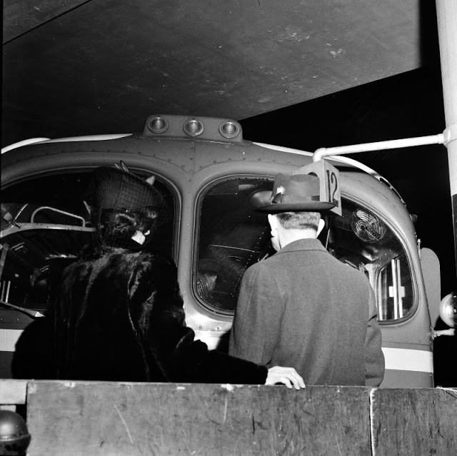 Cha mẹ một người lính đến trạm xe bus để tiễn con trai lên đường làm nhiệm vụ tại trạm xe bus Greyhound.