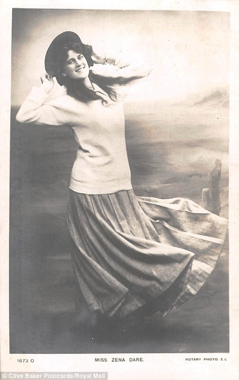 Ca sĩ và nữ diễn viên người Anh Zena Dare là một trong những nhân vật nổi tiếng được chọn để in lên các tấm bưu thiếp.