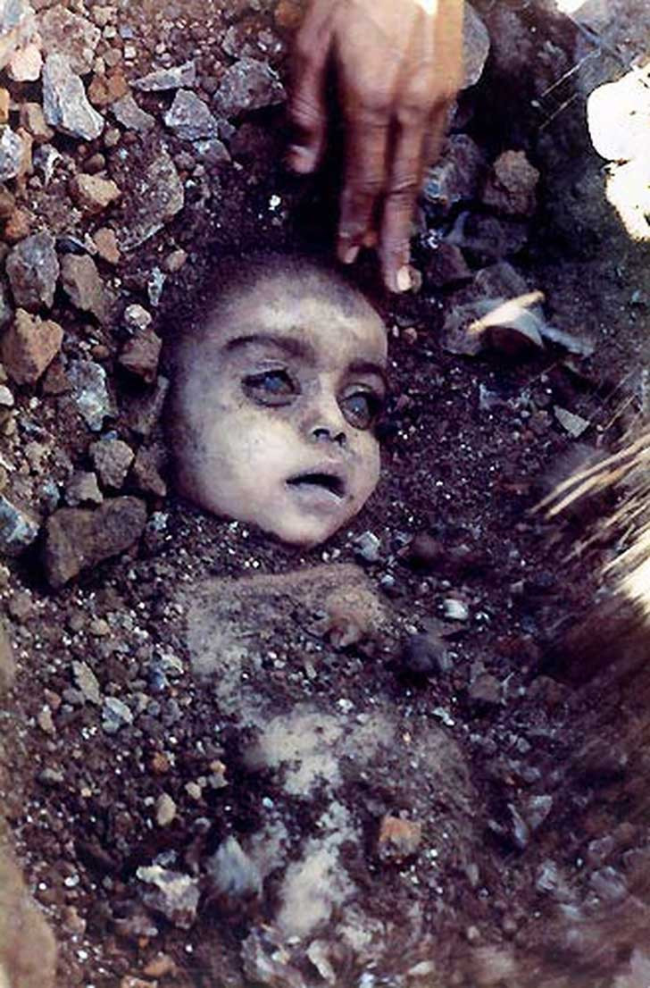 Bức ảnh gây sốc dư luận thế giới ghi lại thảm họa Bhopal xảy ra tại trung tâm thành phố Bhopal, bang Madhya Pradesh, Ấn Độ tháng 3/1984. Vụ rò rỉ khoảng 40.000 tấn methey isocyanate (MIC) tại nhà máy sản xuất thuốc trừ sâu của công ty Union Carbide India Limited (UCIL), thuộc tập đoàn Union Carbide của Mỹ khiến khoảng 3.500 người thiệt mạng chỉ trong 3 ngày.