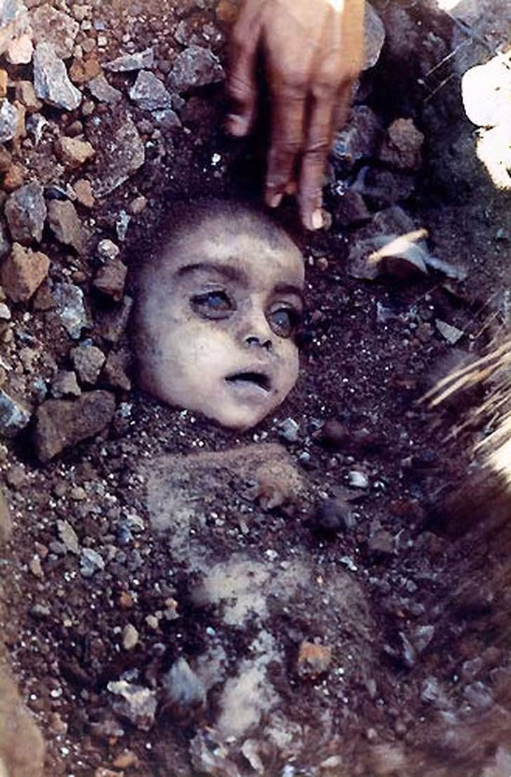 Bức ảnh gây sốc dư luận thế giới ghi lại thảm họa Bhopal xảy ra tại trung tâm thành phố Bhopal, bang Madhya Pradesh, Ấn Độ tháng 3/1984. Vụ rò rỉ khoảng 40.000 tấn methey isocyanate (MIC) tại nhà máy sản xuất thuốc trừ sâu của công ty Union Carbide India Limited (UCIL), thuộc tập đoàn Union Carbide của Mỹ khiến khoảng 3.500 người thiệt mạng chỉ trong 3 ngày.