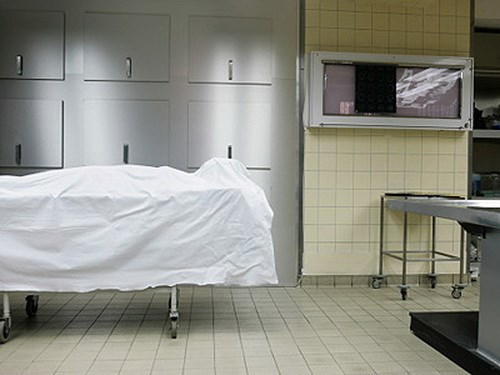 Sự việc này khiến các nhân viên đang làm việc tại nhà xác sợ hãi và bỏ chạy.