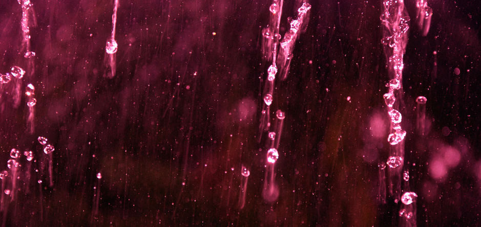 Cụ thể, tác giả Homer đã miêu tả cơn mưa màu đỏ máu trong Trường ca Iliad. Khi ấy, hiện tượng lạ này được cho là điềm báo về những sự kiện tồi tệ sắp xảy ra như sự chết chóc hay sự diệt vong.