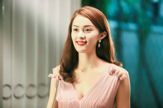 Bên cạnh việc duy trì công việc người mẫu ảnh, cô chỉ tham gia một bộ phim điện ảnh Ông ngoại tuổi 30 và diễn xuất trong MV ca nhạc của Đăng Khôi. Tuy nhiên, Hạ Vi vẫn chưa được đánh giá cao ở khả năng diễn xuất.