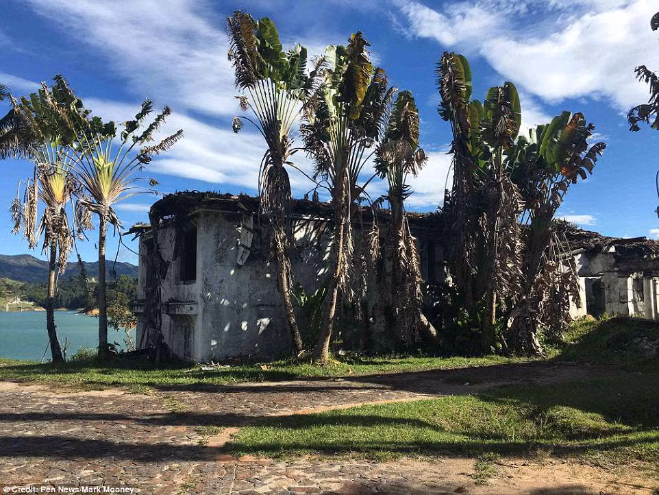 Theo đó, căn biệt thự La Manuela của Escobar cũng trở thành mục tiêu của băng nhóm Los Pepes.