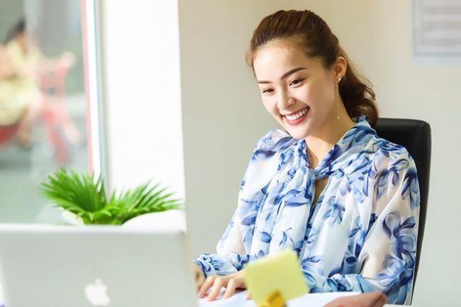 Thời điểm mới chia tay, phía Hạ Vi cũng chia sẻ với báo chí cô chưa nghĩ đến chuyện yêu thêm lần nữa và muốn dành thời gian cho các dự án nghệ thuật, người đẹp sẽ tấn công mạnh mẽ trong lĩnh vực phim ảnh. Thế nhưng, suốt hơn một năm qua, Hạ Vi lại hoạt động nghệ thuật khá mờ nhạt.