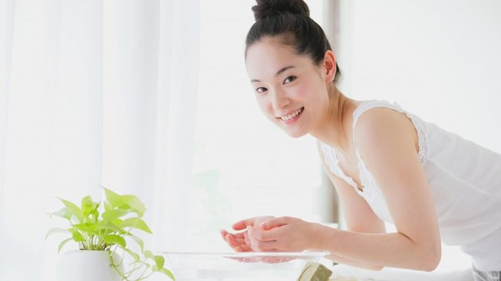 Thải độc da: Da của chúng ta tiếp xúc với tất cả các độc tố trong môi trường. Có rất nhiều chất độc hòa tan trong dầu mè. Do đó dầu mè thường được sử dụng để massage và loại bỏ độc tố trên da. Dầu mè giúp cho da sáng tự nhiên gần như thoát khỏi tất cả các vấn đề về da. Nó cũng cải thiện lưu thông máu và độ đàn hồi da.