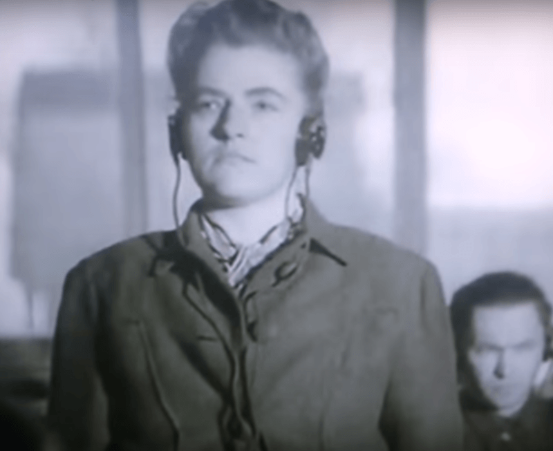 Maria Mandl là nữ lính canh vô cùng tàn bạo, thường xuyên đánh đập các tù nhân một cách không thương tiếc.