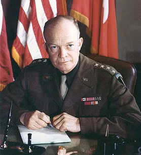 Sinh năm 1890 trong gia đình nghèo có 7 người con trai, Tổng thống Mỹ Dwight David Eisenhower chứng kiến 2 cuộc chiến tranh thế giới 1 và 2.