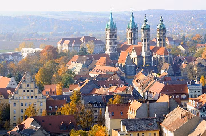 Ivrea, Italy: Thành phố này được thiết kế bởi những kiến trúc sư và những nhà hoạch định đô thị hàng đầu Italy từ những năm 1930 - 1960. Đây là thành phố công nghiệp trong vùng Piedmont thế kỷ 21, phản ánh tầm nhìn về mối quan hệ giữa sản xuất công nghiệp và kiến trúc đô thị.