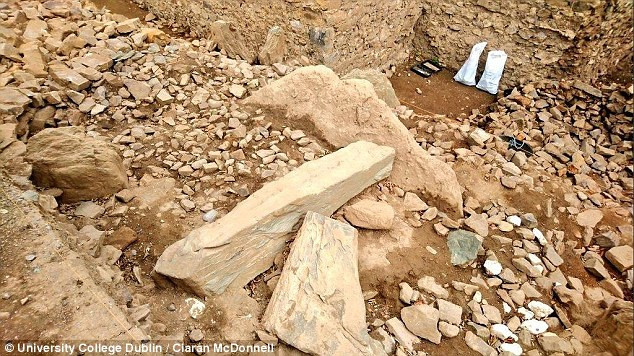 Bên trong ngôi mộ mới được phát hiện có 2 phòng chôn cất và 6 phiến đá. Mỗi phiến đá được trang trí công phu với nhiều hình chạm khắc.