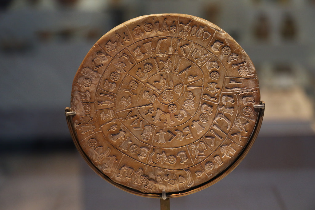 Cho đến nay, giói chuyên gia vẫn chưa thể giải mã được những ký tự trên đĩa Phaistos có ý nghĩa gì.