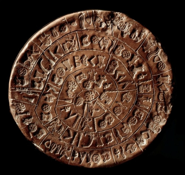 Được làm từ đất nung, đĩa Phaistos có nhiều biểu tượng được cho là khá giống chữ tượng hình. Theo các chuyên gia, đĩa Phaistos có niện đại vào khoảng thiên niên kỷ thứ hai trước Công nguyên.