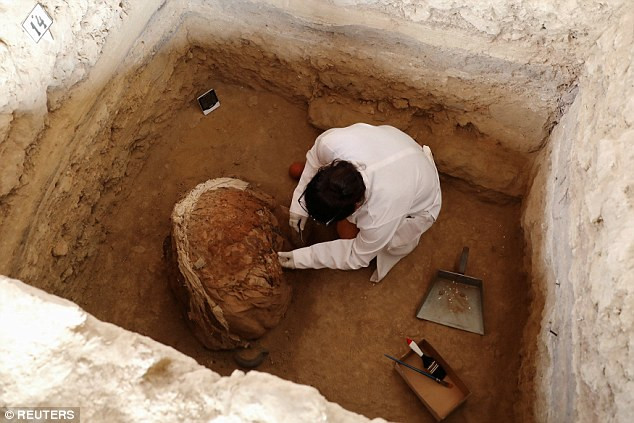 Mặc dù các chuyên gia chưa thể xác định giới tính của từng xác ướp nhưng họ cho rằng những xác ướp của phụ nữ được chôn cất bên cạnh những dụng cụ dệt.