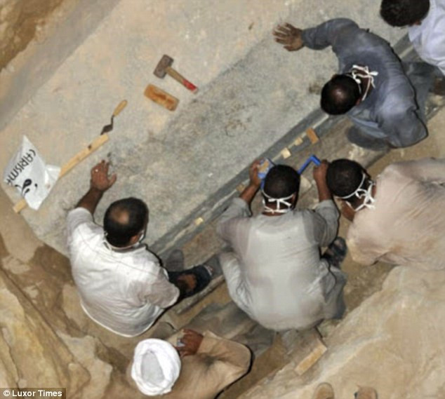 Ba thi hài này bị phân hủy nằm lẫn trong nước lỏng màu đỏ. Ngay sau khi những thông tin về trên được công bố, một đơn thỉnh cầu trên trang change.org bày tỏ nguyện vọng nếm thử chất lỏng bên trong quan tài đã thu hút hơn 11.000 người ký.