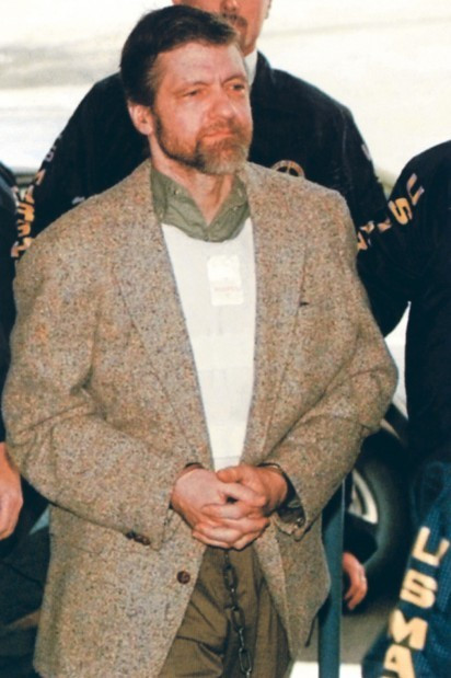 Nhiều người bất ngờ trước quá khứ khó tin của Kaczynski. Với chỉ số thông minh IQ 167, y được coi là một thần đồng từ khi còn nhỏ và được nhận vào học tại Đại học Harvard từ năm 16 tuổi.