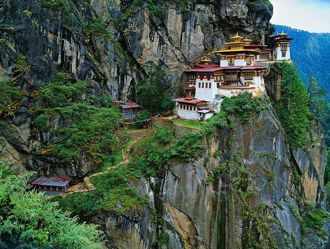 Tu viện Paro Taktsang, Bhutan nằm cheo leo trên vách núi ở độ cao 3.120 mét. Tu viện còn có tên gọi khác là "Hang Cọp". Du khách có thể đến đây bằng cách men theo các đường mòn trên núi được xây dựng từ cách đây 100 năm.