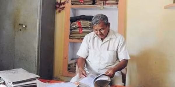 Mục đích của ông chú khi làm vậy là để có thể sở hữu mảnh đất của Bihari. Vì vậy, trong suốt 18 năm, Bihari đấu tranh không mệt mỏi để chứng minh bản thân vẫn còn sống.