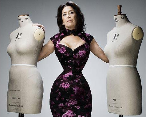 Theo chia sẻ của bà Cathie Jung, để có vòng eo nhỏ như vậy, bà đã mặc áo nịt ngực trong suốt 30 năm ngoại trừ lúc đi tắm.