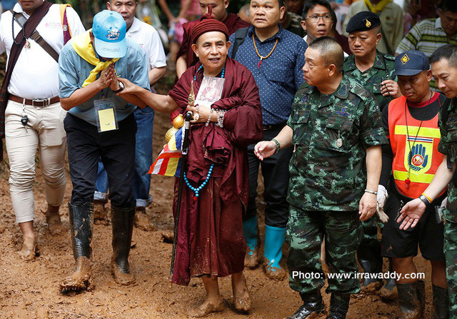 Tại đây, nhà sư Kruba Boonchum Yannasangwalo đã đưa ra lời tiên tri rằng: "Đừng lo lắng. Các cậu bé được an toàn. Chúng sẽ đi ra trong vòng vài ngày".