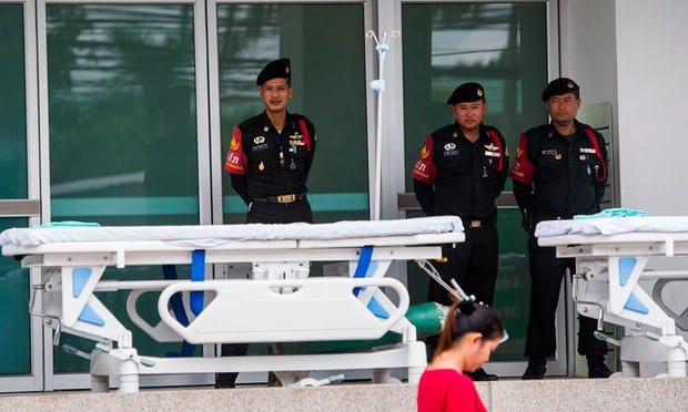 Cảnh sát Thái đứng gác trước cửa bệnh viện sẽ tiếp nhận đội bóng sau khi được cứu.
