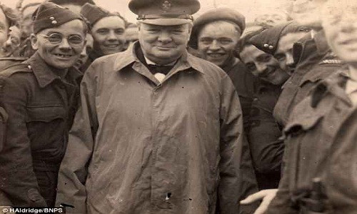 Vài tuần sau khi diễn ra cuộc đổ bộ D-Day, Thủ tướng Anh Winston Churchill đã đến thăm và động viên các binh sĩ Anh tại sân bay B3, cách Gold Beach (Biển Vàng) gần 5 km. Gold Beach là một trong 5 địa điểm trong cuộc đổ bộ D-Day lịch sử của quân đồng minh diễn ra vào ngày 6/6/1944.