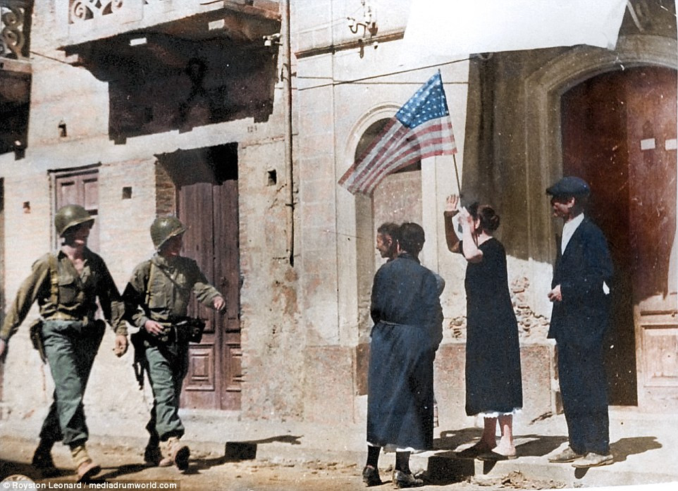 Người dân địa phương vui vẻ khi gặp hai binh sĩ Anh trên đường.