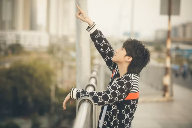 Điều ý nghĩa nhất cho hôm nay là gì? - Nhật kí 5/7/2018 giống như một phim ngắn của Sơn Tùng M-TP, một bộ phim kể về ngày đặc biệt của Tùng và không có kịch bản.