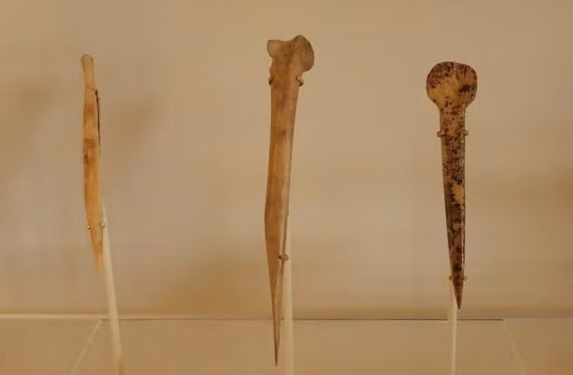 Các nhà khảo cổ phát hiện người Aztec sử dụng xương người chết để tạo ra một số vật dụng hàng ngày như kim, lược...