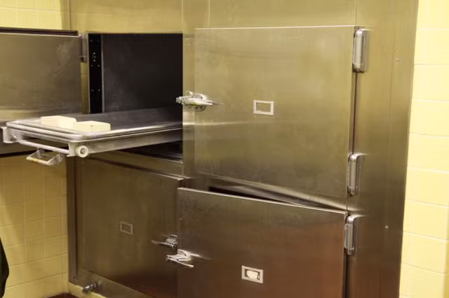 Trước vụ việc này, quan chức Nam Phi khuyên người dân hãy liên lạc với bác sĩ và dịch vụ cấp cứu để các chuyên gia có thể xác nhận một người thực sự qua đời hay chưa trước khi chuyển họ đến nhà xác nhằm tránh việc chôn sống nạn nhân mà không hay biết.