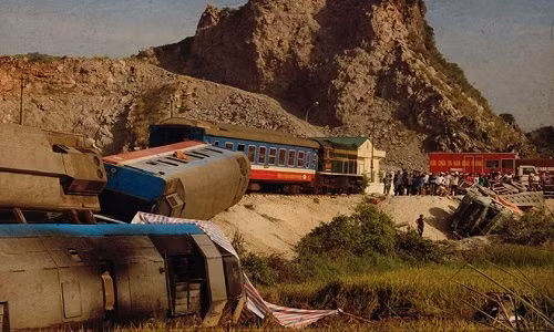 Hiện trường vụ lật 6 toa tàu khách Bắc-Nam sau va chạm với xe tải ở Thanh Hóa. (Nguồn: TTXVN)