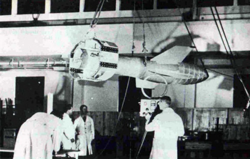 Theo các tài liệu, các chuyên gia, nhà khoa học của Hitler đã cho ra đời Fritz X nhằm tạo ra bom dẫn đường bằng sóng radio.