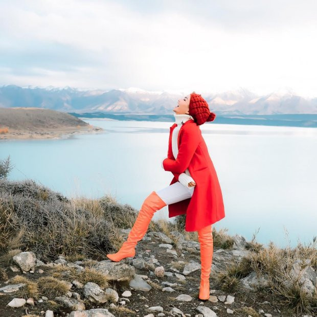 Phiêu hết cỡ trong thời tiết băng giá, hoa hậu cá tính trở nên ngọt ngào hơn khi phối thêm mũ len và áo khoác đỏ đầy nữ tính.